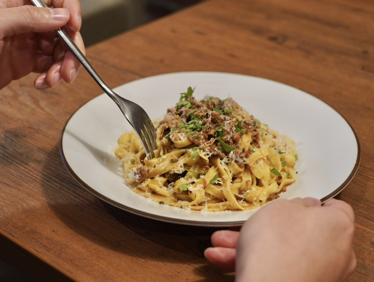 ソースとチーズを絡めた幅広パスタ