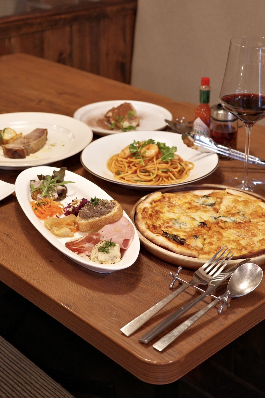 前菜、パスタ、ピッツァ、ワインが並ぶラ フェーデの食卓