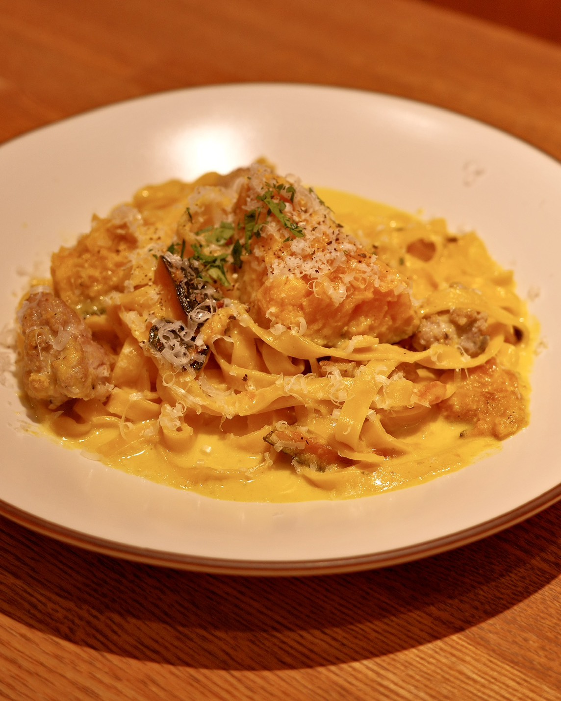 自家製サルシッチャとかぼちゃのクリームソース タリアテッレ〈生パスタ〉