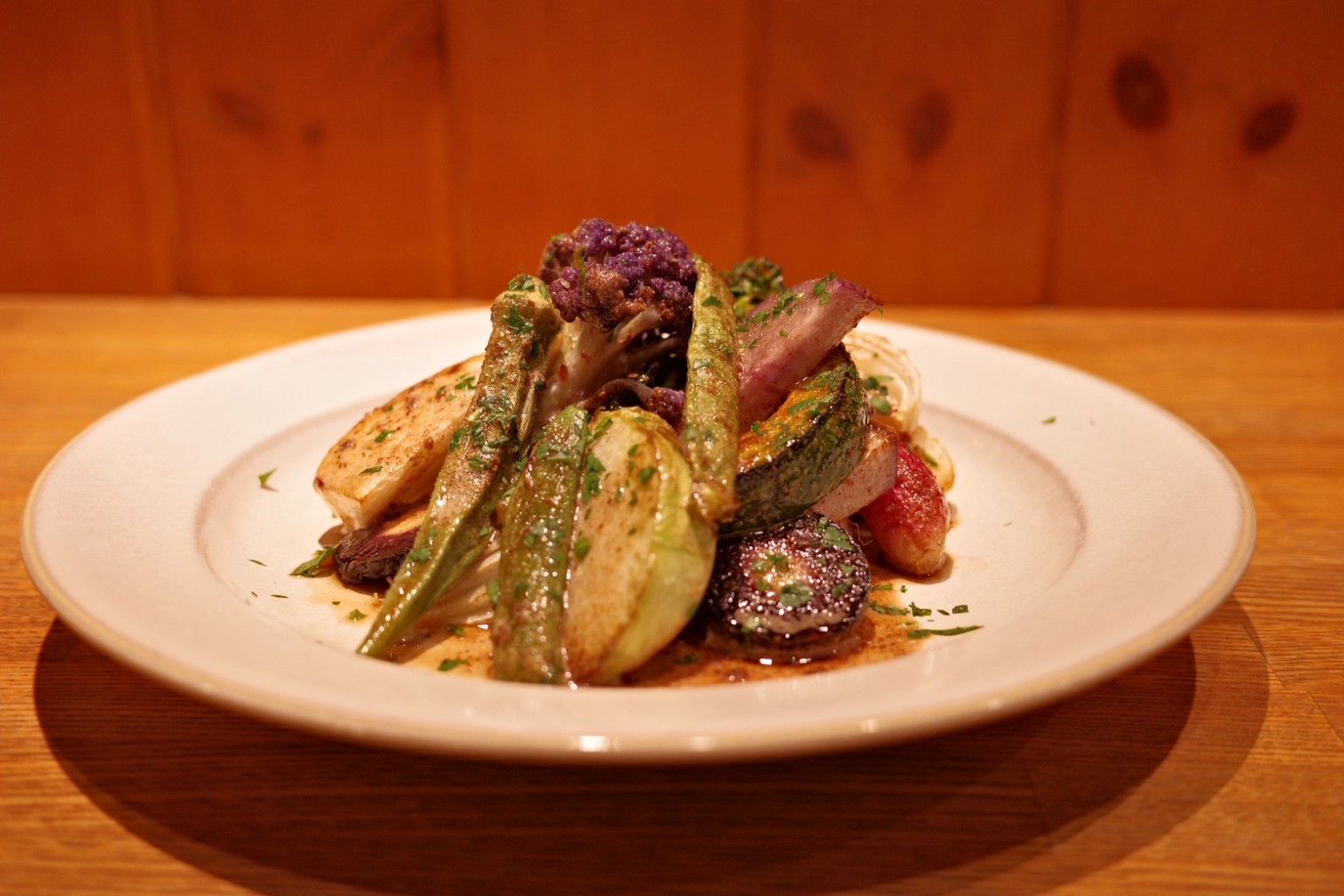 色とりどりの旬野菜を香ばしく焼いた一皿